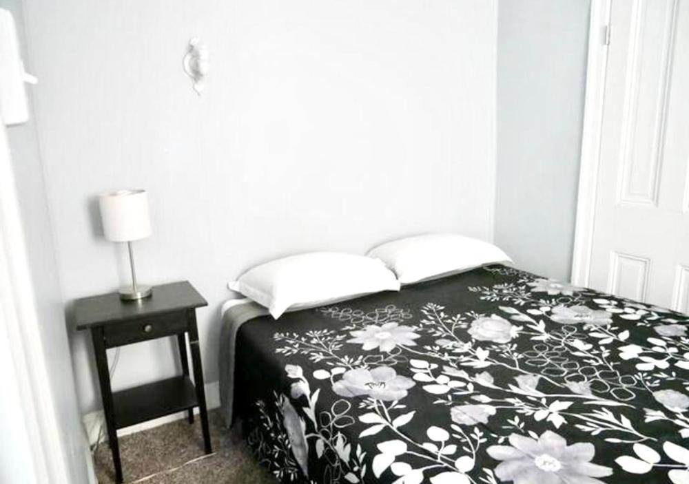 Twin Room with Shared Bathroom interior